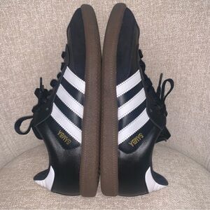 Adidas Samba Classic indoor soccer shoes Black/White Size-Men’s 8 Women’s 9